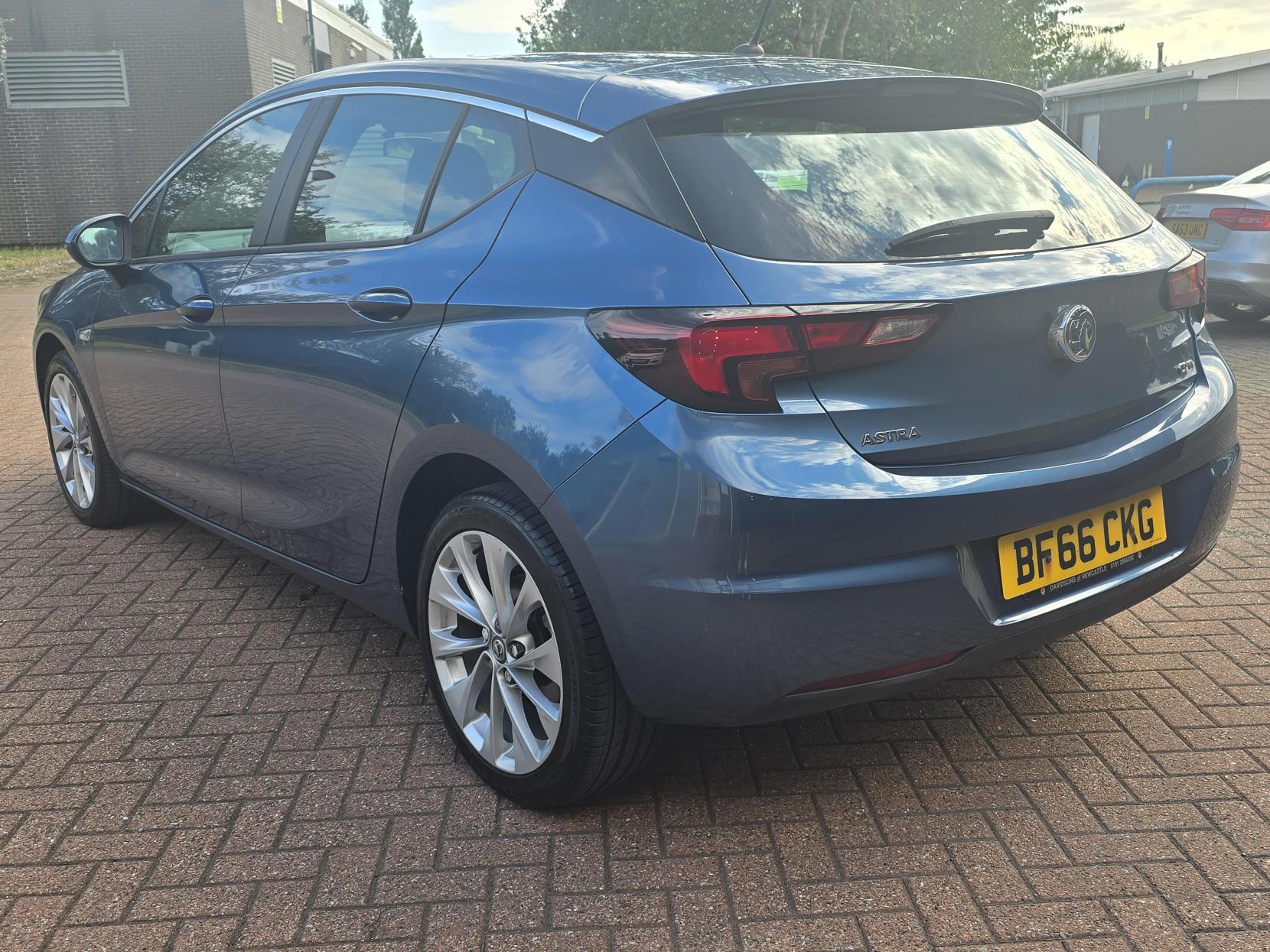 Vauxhall Astra 1.6 CDTi BlueInjection Design Hatchback 5dr Diesel Manual Euro 6 (s/s) (136 ps)