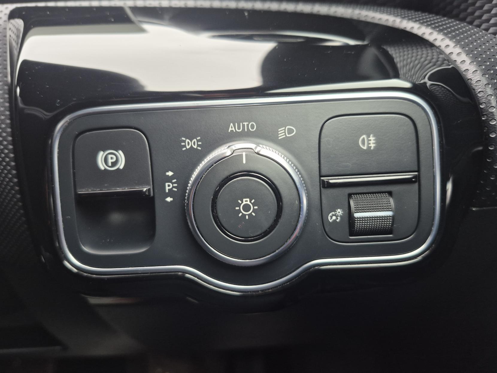 Mercedes-Benz A Class 1.5 A180d Sport (Executive) Hatchback 5dr Diesel 7G-DCT Euro 6 (s/s) (116 ps)