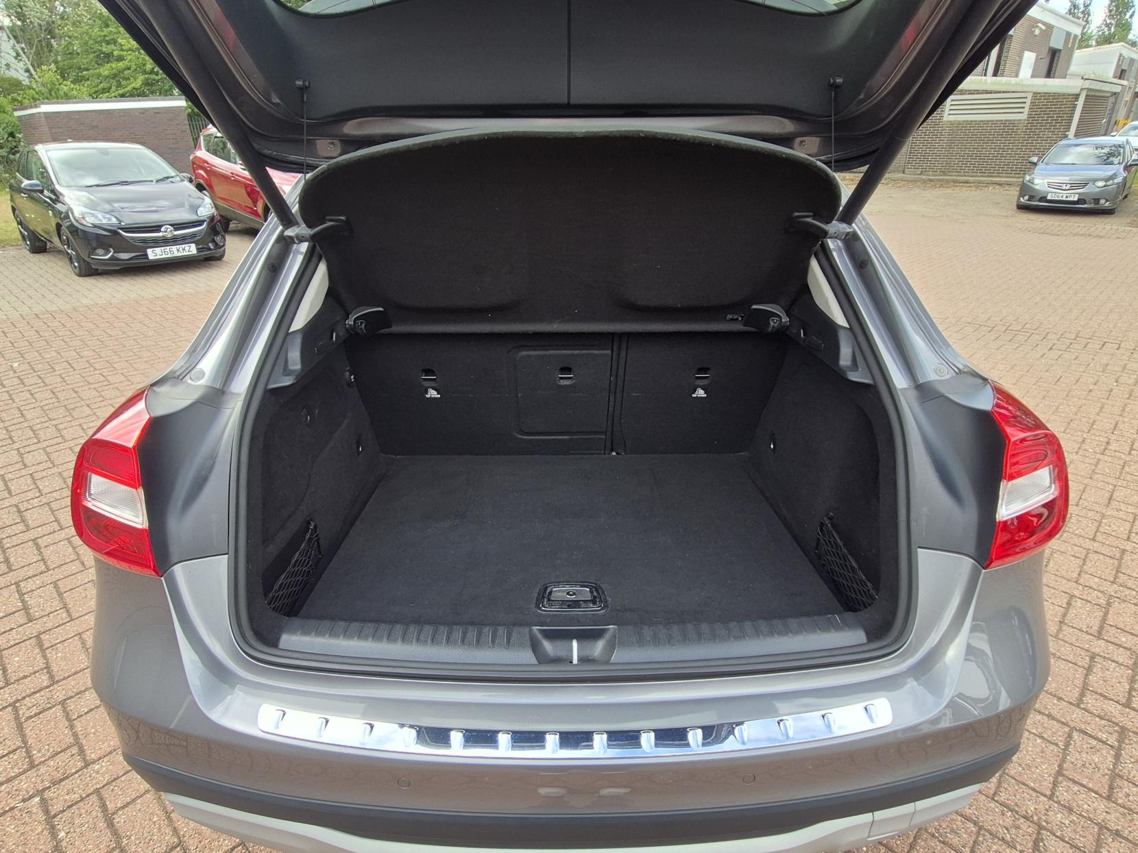 Mercedes-Benz GLA 1.6 GLA200 SE (Executive) SUV 5dr Petrol 7G-DCT Euro 6 (s/s) (156 ps)