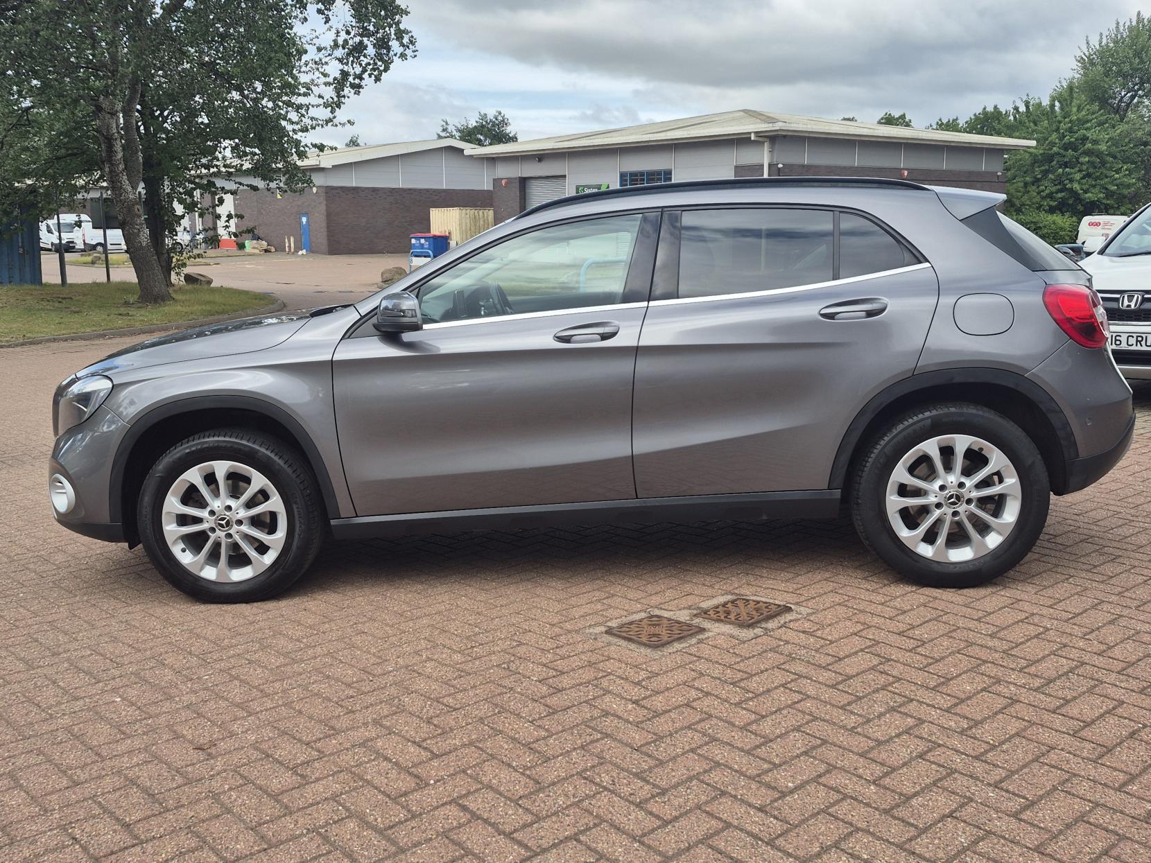 Mercedes-Benz GLA 1.6 GLA200 SE (Executive) SUV 5dr Petrol 7G-DCT Euro 6 (s/s) (156 ps)