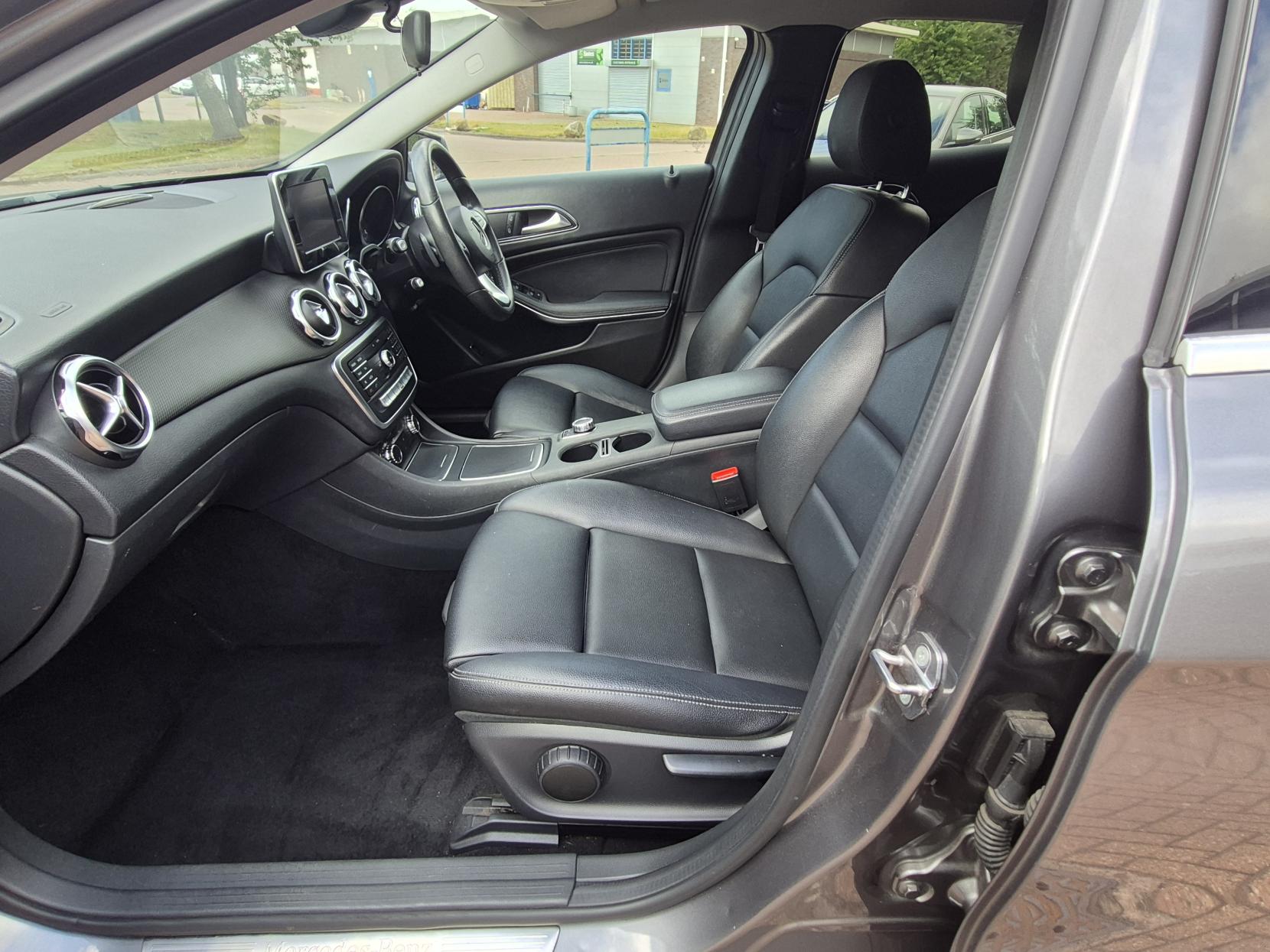 Mercedes-Benz GLA 1.6 GLA200 SE (Executive) SUV 5dr Petrol 7G-DCT Euro 6 (s/s) (156 ps)