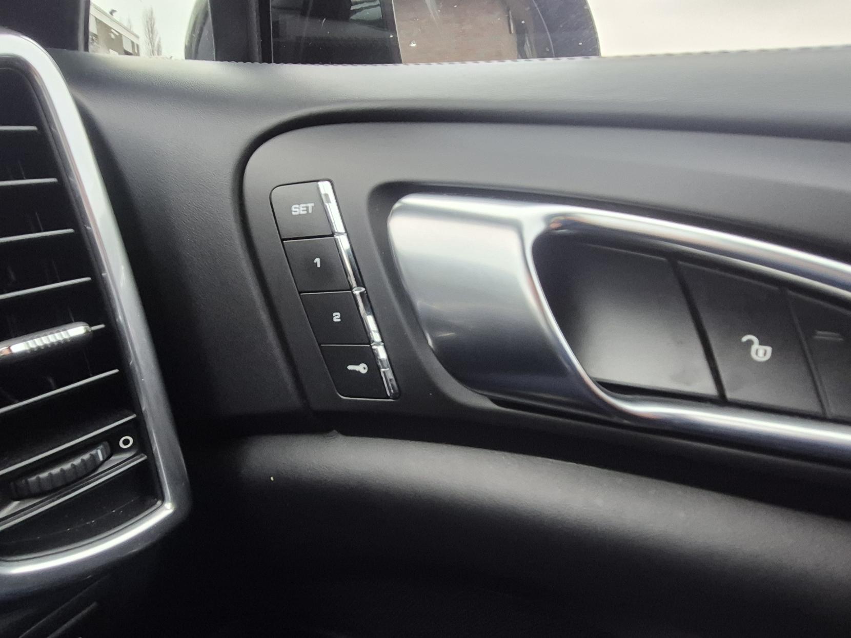 Porsche Cayenne 4.8T V8 Turbo SUV 5dr Petrol TiptronicS 4WD Euro 6 (s/s) (520 ps)