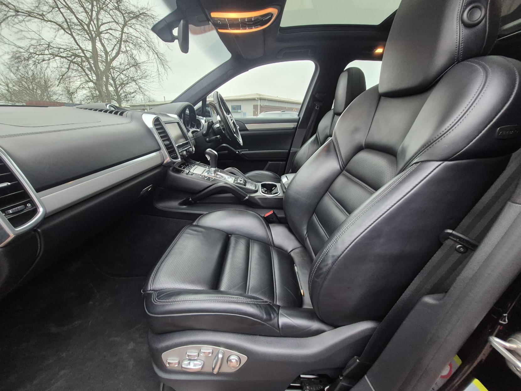 Porsche Cayenne 4.8T V8 Turbo SUV 5dr Petrol TiptronicS 4WD Euro 6 (s/s) (520 ps)