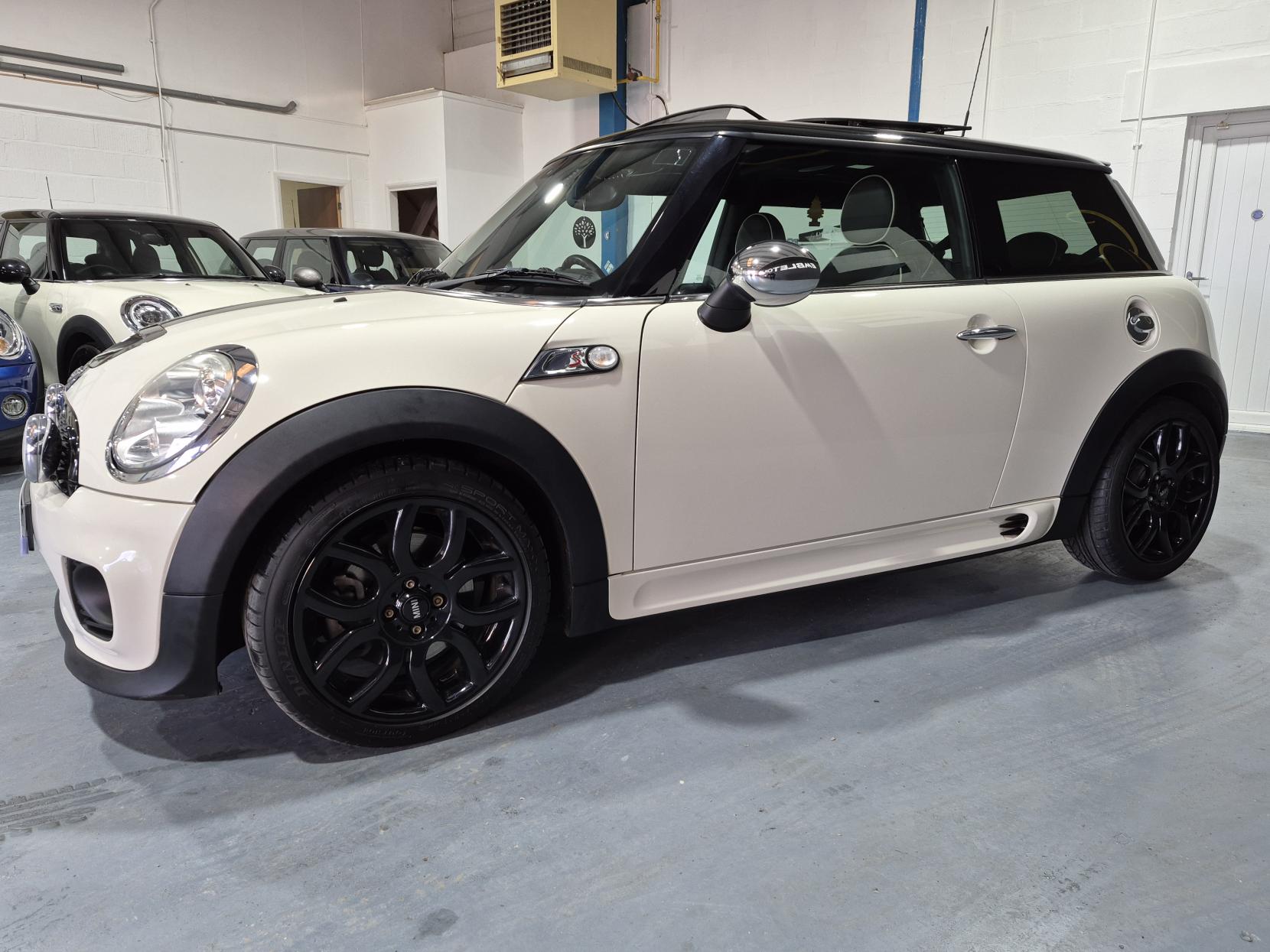 MINI Hatch 1.6 Cooper S Hatchback 3dr Petrol Manual Euro 4 (175 ps)