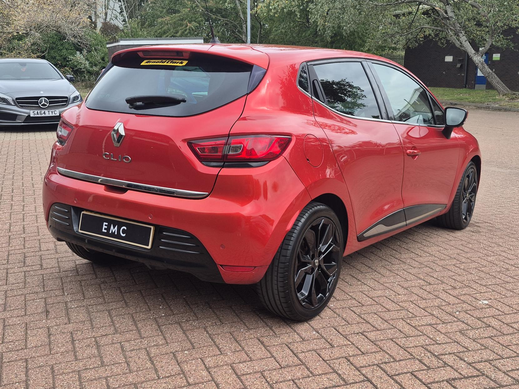 Renault Clio 0.9 TCe Iconic Hatchback 5dr Petrol Manual Euro 6 (s/s) (75 ps)