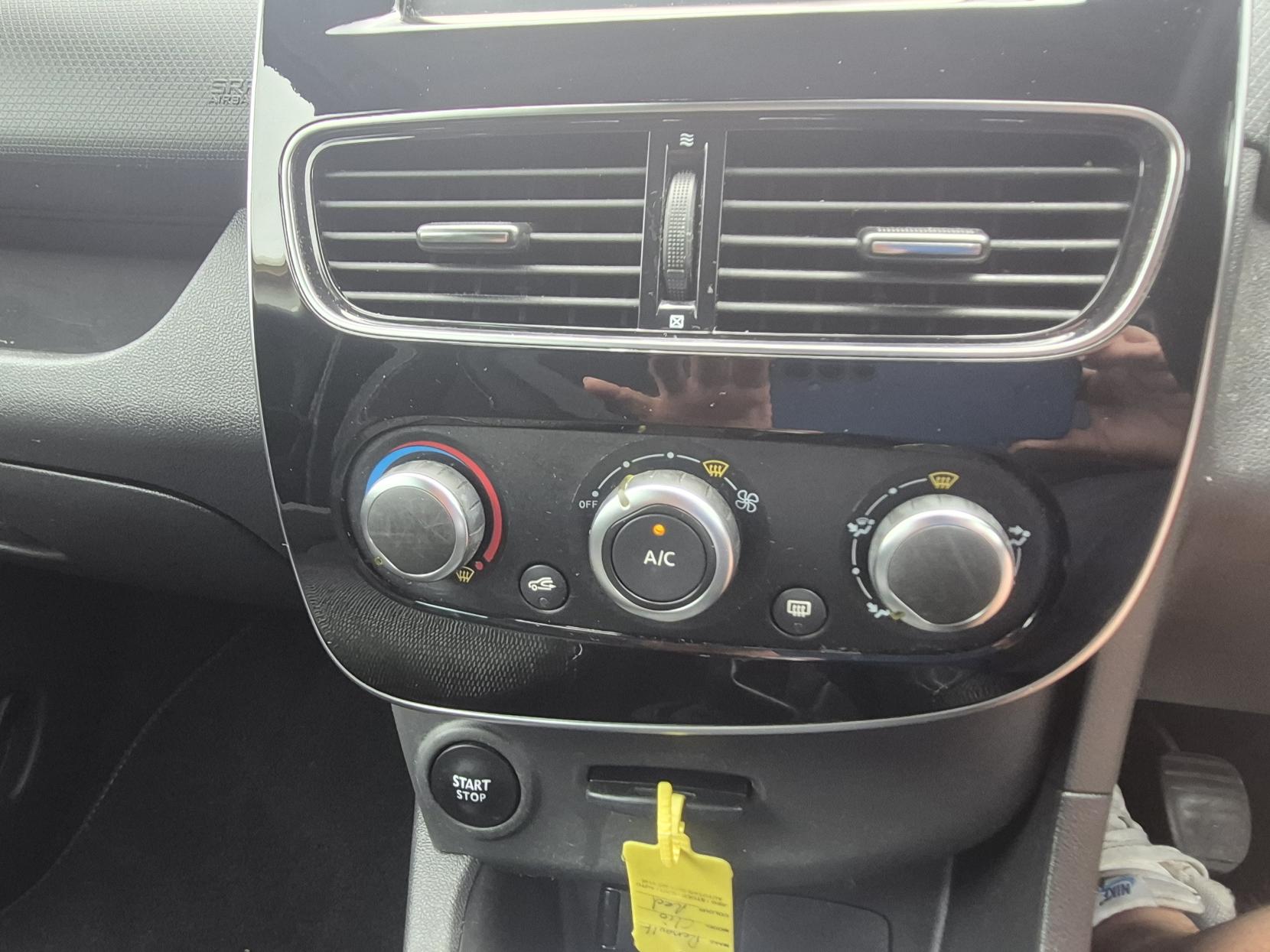 Renault Clio 0.9 TCe Iconic Hatchback 5dr Petrol Manual Euro 6 (s/s) (75 ps)