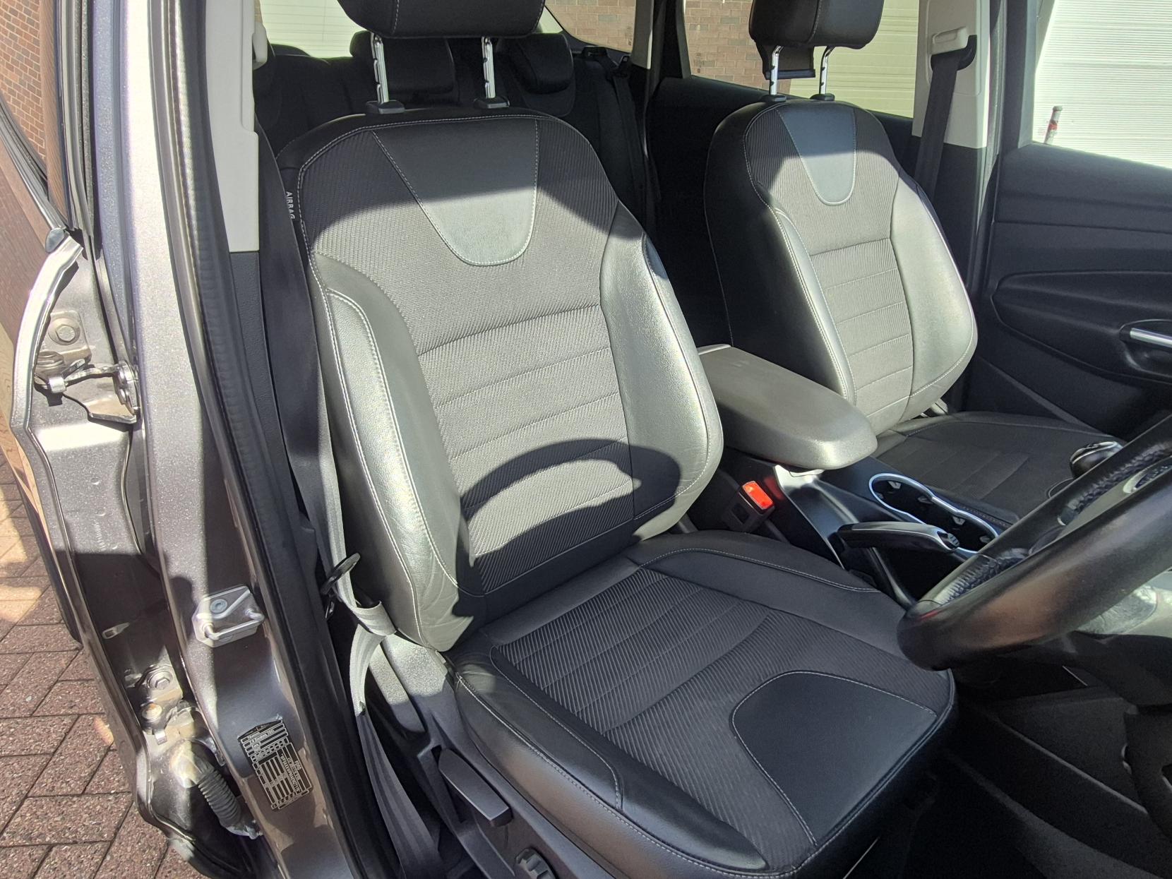 Ford Kuga 2.0 TDCi Titanium SUV 5dr Diesel Manual 2WD Euro 5 (140 ps)