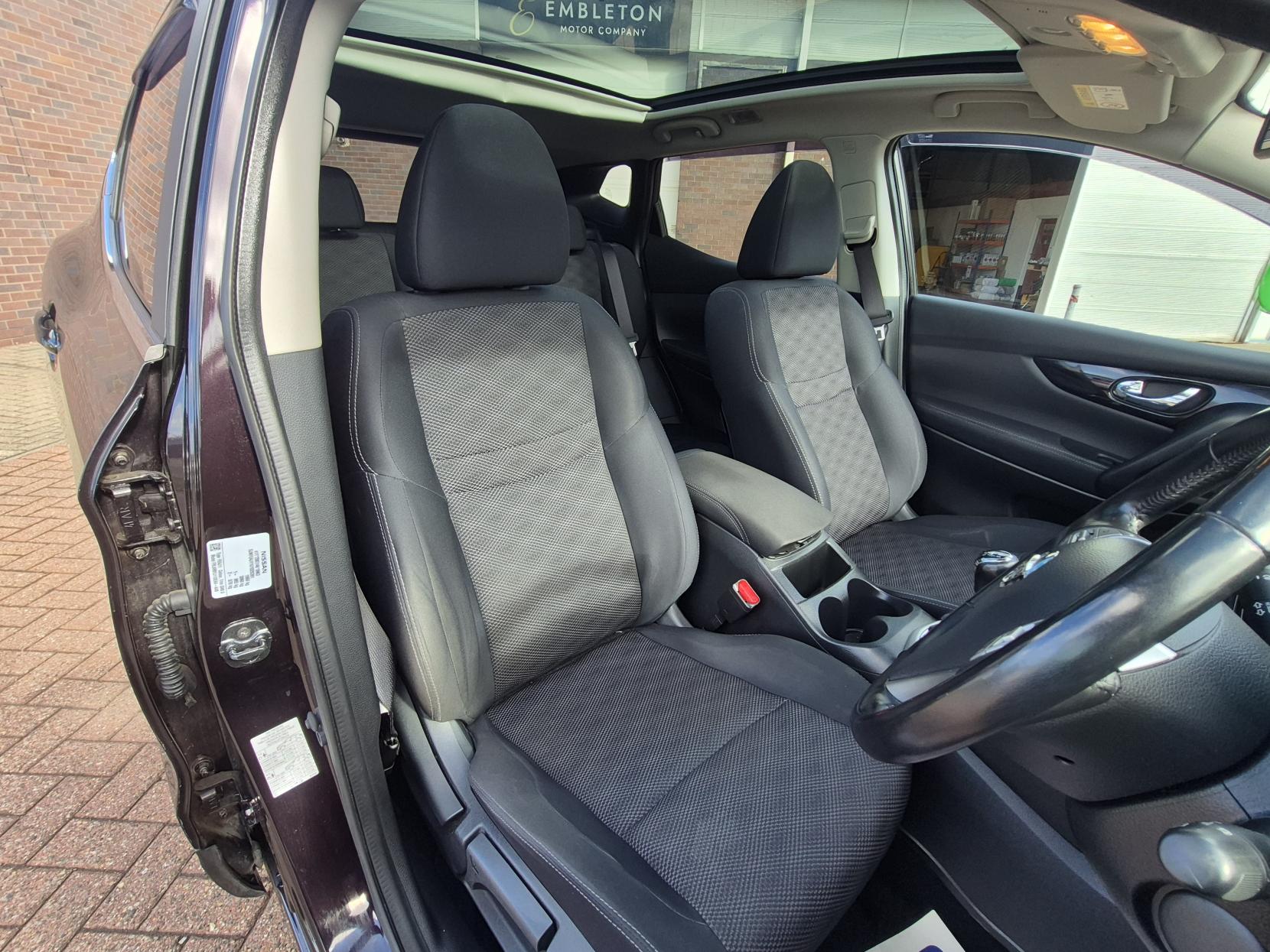 Nissan Qashqai 1.2 DIG-T Acenta Premium SUV 5dr Petrol Manual 2WD Euro 5 (s/s) (115 ps)