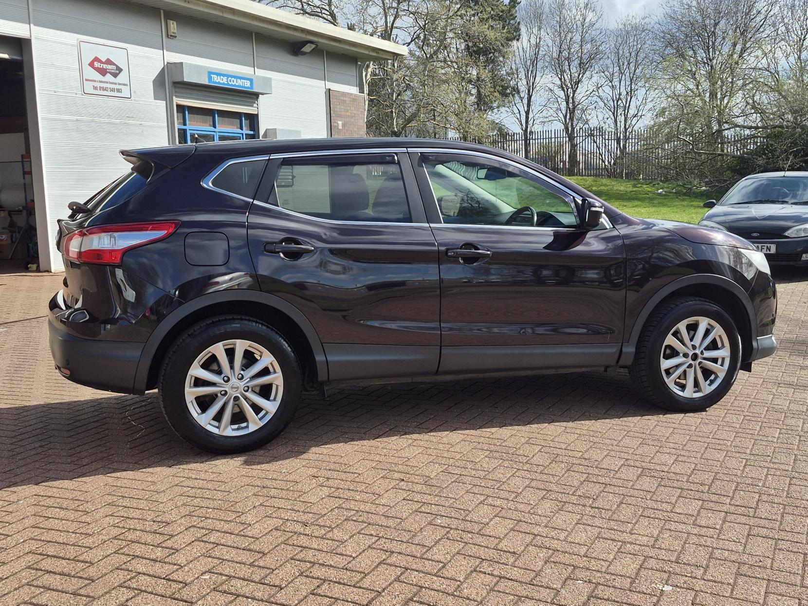 Nissan Qashqai 1.2 DIG-T Acenta Premium SUV 5dr Petrol Manual 2WD Euro 5 (s/s) (115 ps)