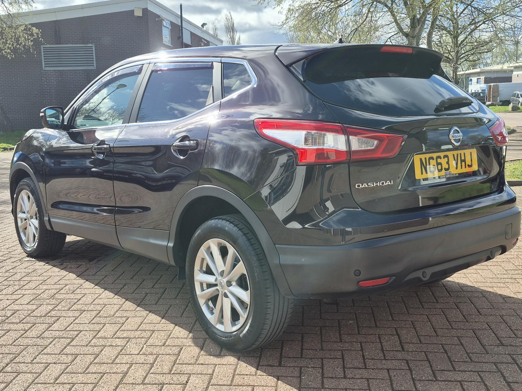 Nissan Qashqai 1.2 DIG-T Acenta Premium SUV 5dr Petrol Manual 2WD Euro 5 (s/s) (115 ps)