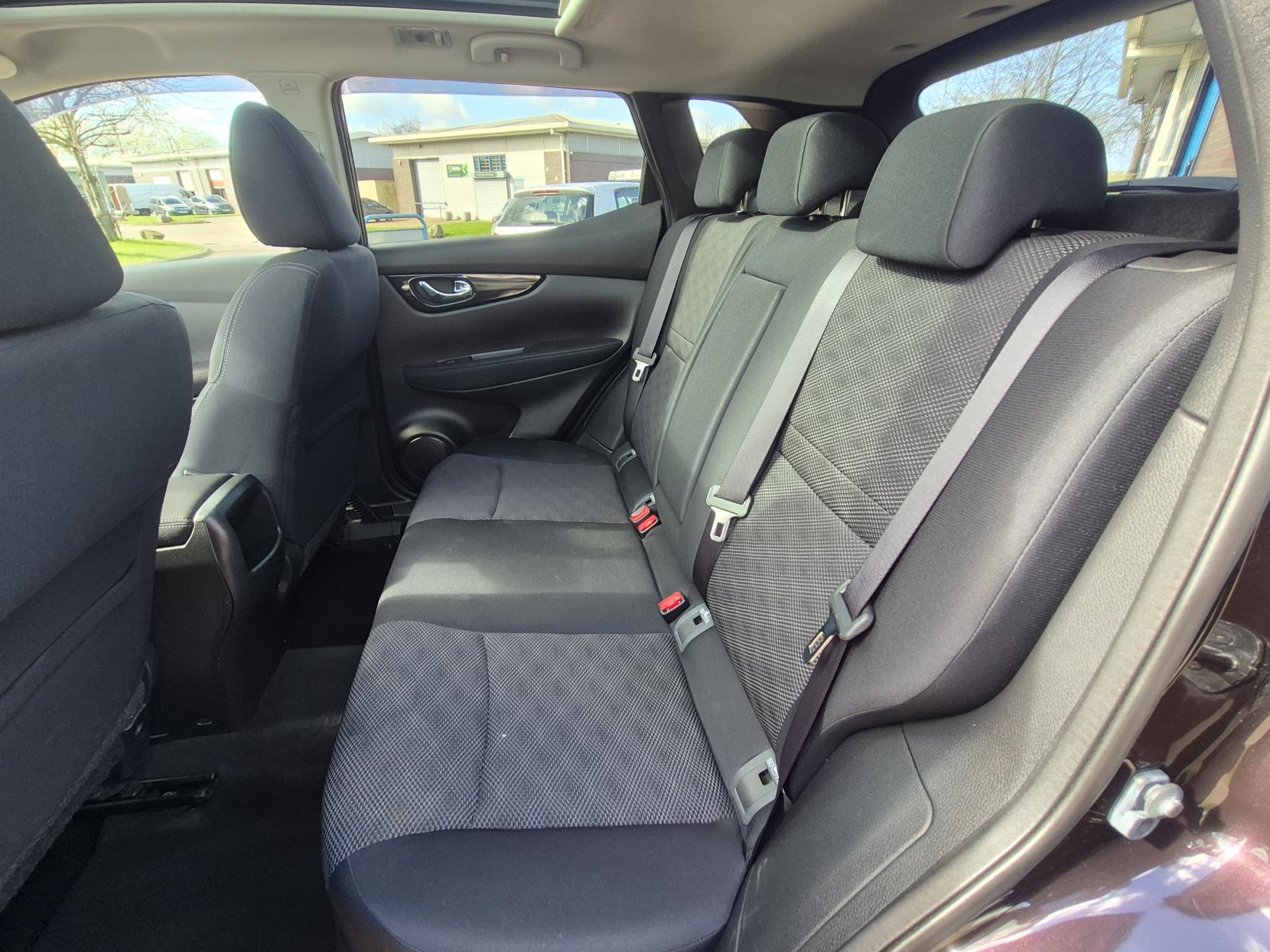 Nissan Qashqai 1.2 DIG-T Acenta Premium SUV 5dr Petrol Manual 2WD Euro 5 (s/s) (115 ps)