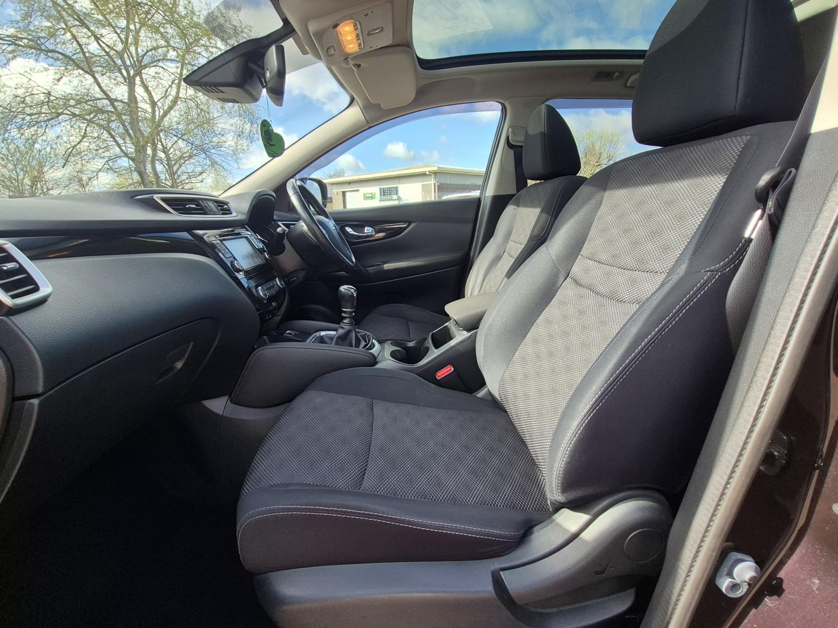 Nissan Qashqai 1.2 DIG-T Acenta Premium SUV 5dr Petrol Manual 2WD Euro 5 (s/s) (115 ps)