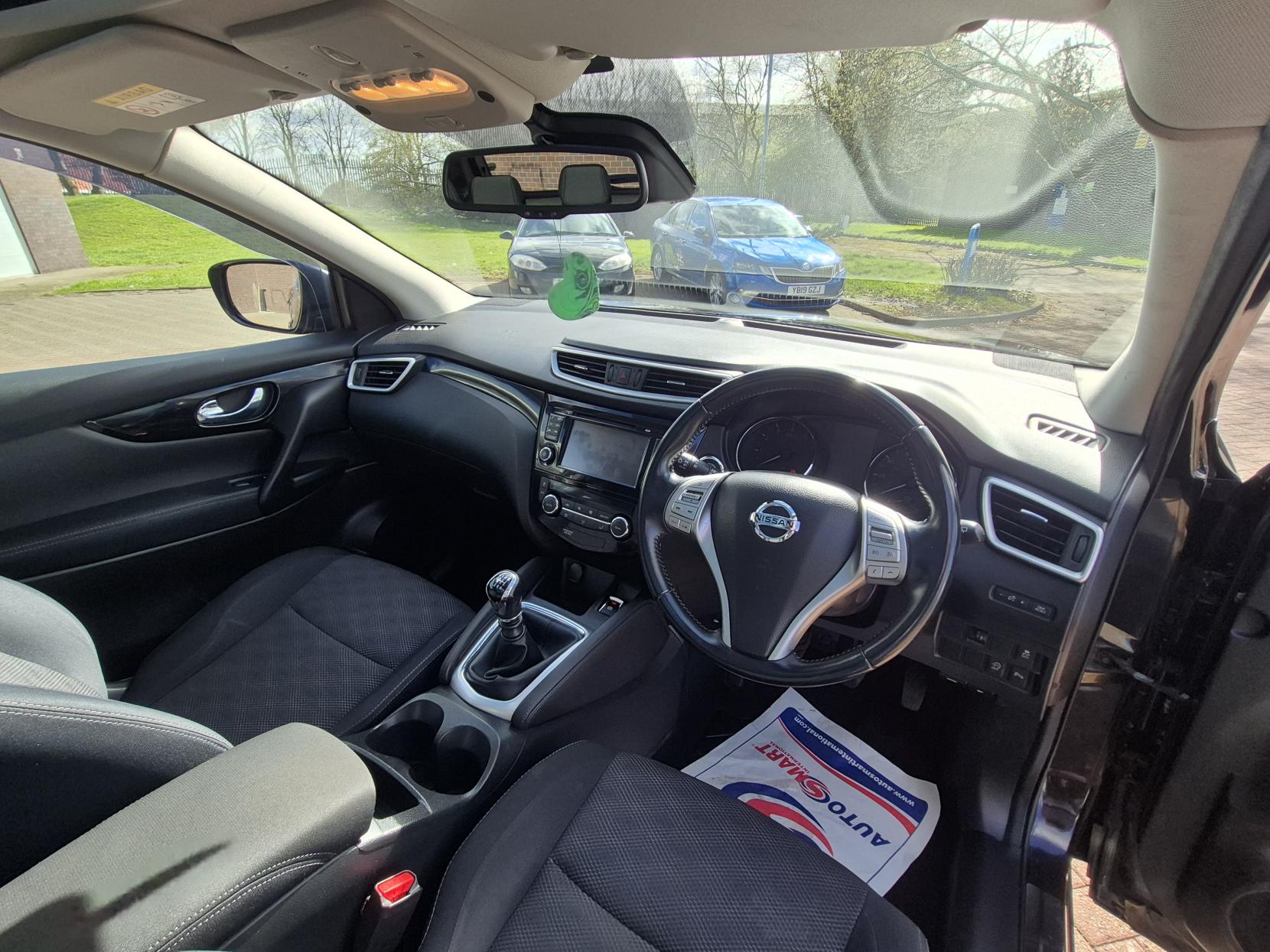 Nissan Qashqai 1.2 DIG-T Acenta Premium SUV 5dr Petrol Manual 2WD Euro 5 (s/s) (115 ps)