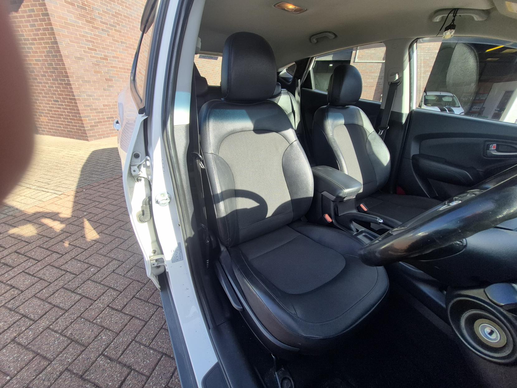 Hyundai ix35 1.7 CRDi SE SUV 5dr Diesel Manual Euro 5 (s/s) (Nav) (115 ps)