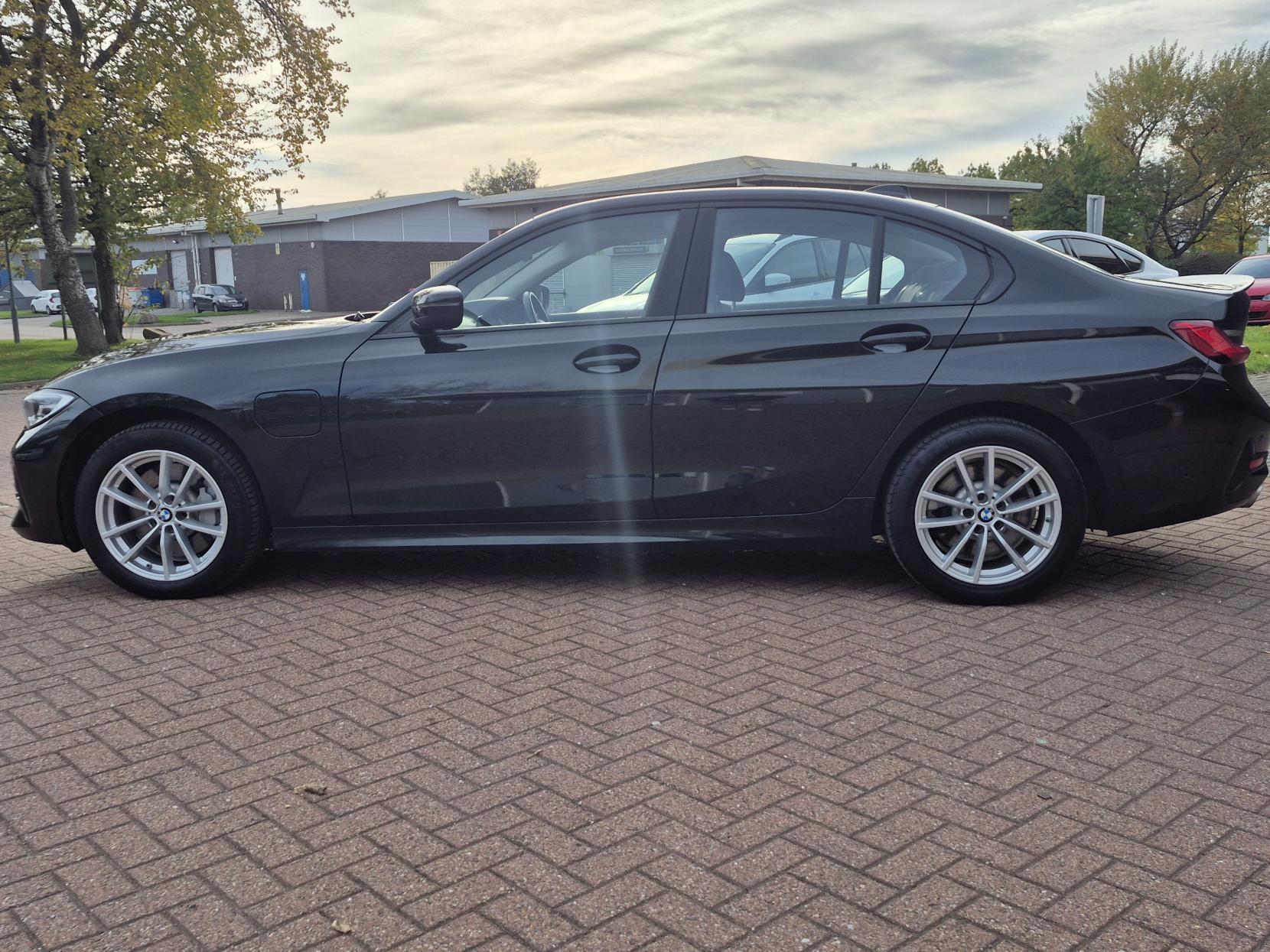 BMW 3 Series 2.0 330e 12kWh SE Pro Saloon 4dr Petrol Plug-in Hybrid Auto Euro 6 (s/s) (292 ps)