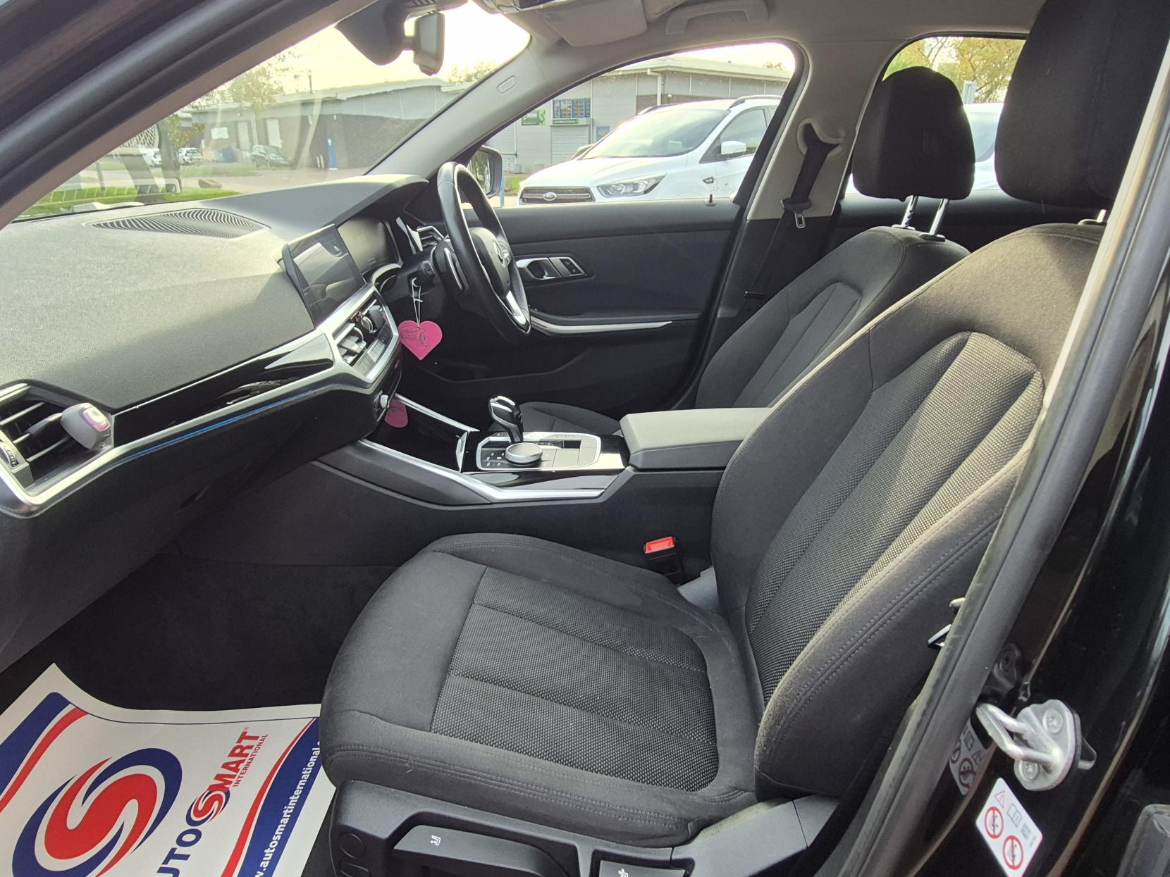 BMW 3 Series 2.0 330e 12kWh SE Pro Saloon 4dr Petrol Plug-in Hybrid Auto Euro 6 (s/s) (292 ps)