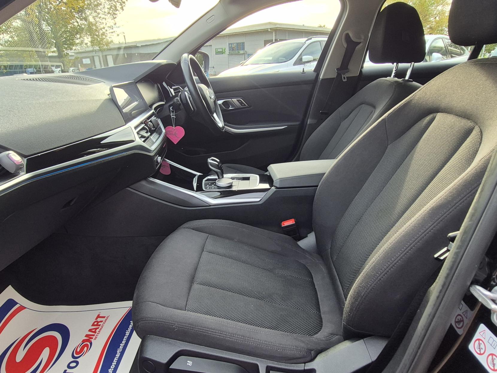 BMW 3 Series 2.0 330e 12kWh SE Pro Saloon 4dr Petrol Plug-in Hybrid Auto Euro 6 (s/s) (292 ps)